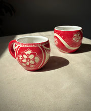 Load image into Gallery viewer, Carved flower mug
